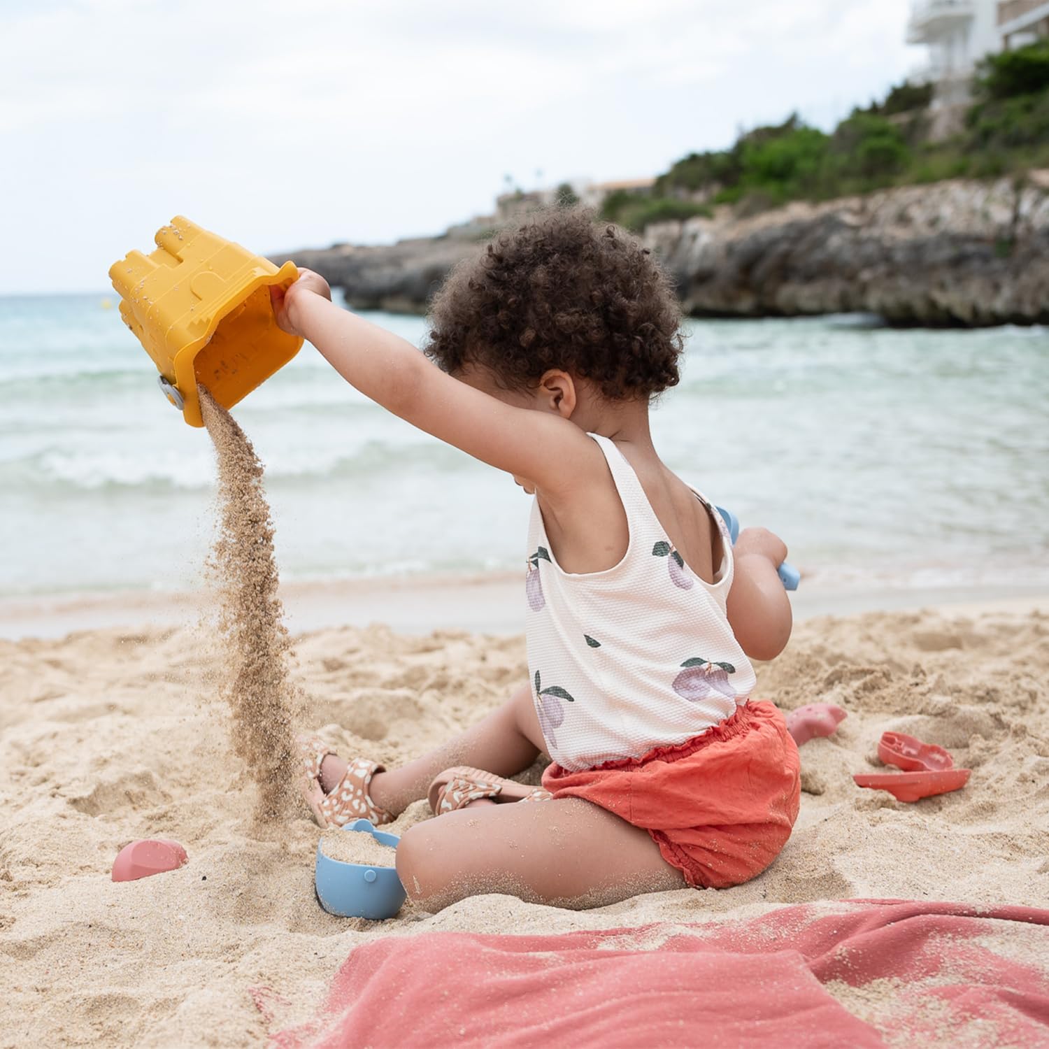 kindsgut-sand-spielzeug-toni-6-teiliges-set-eimer-gie-kanne-f-rmchen image 2