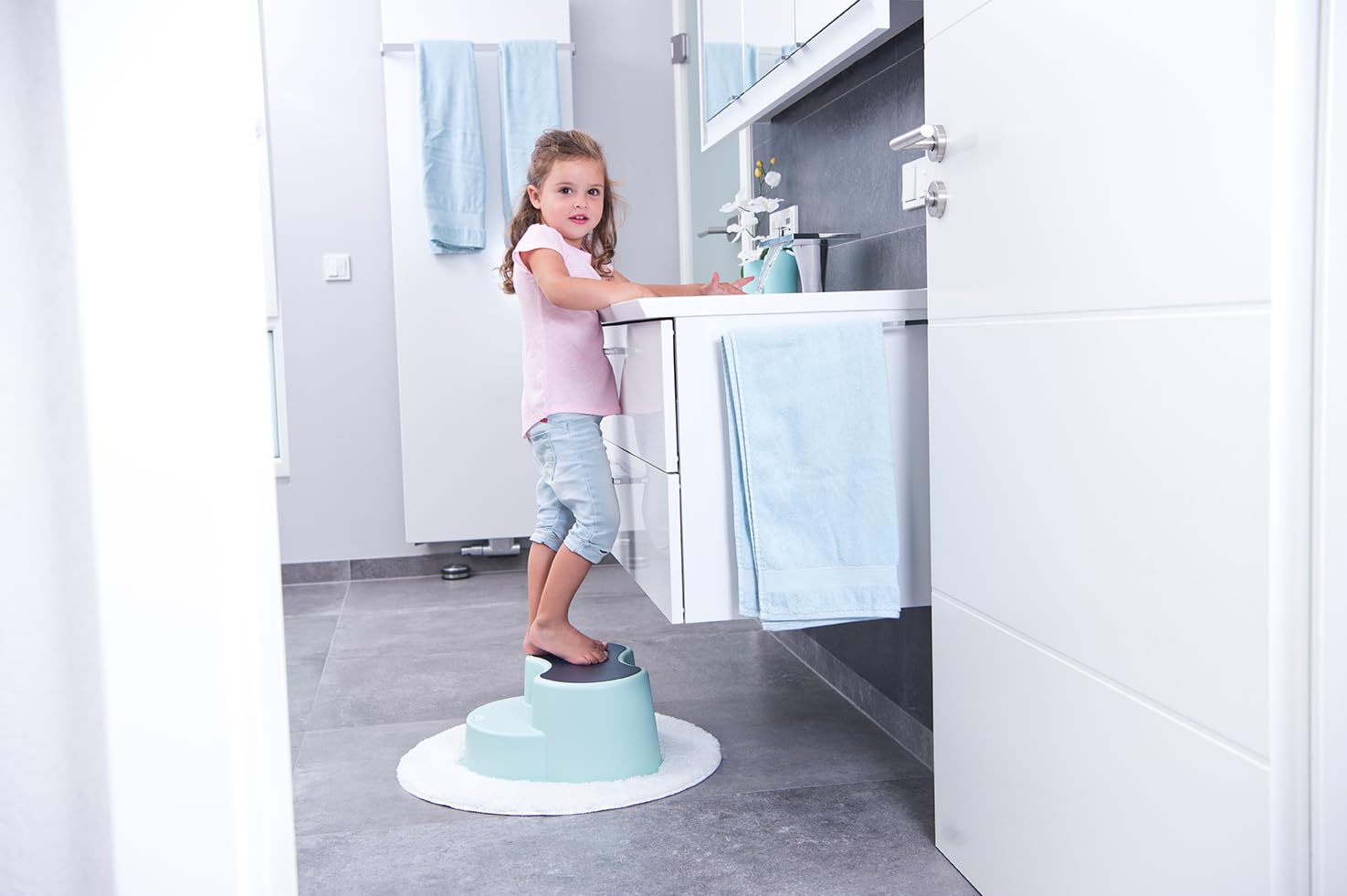 rotho-babydesign-top-kinderschemel-2-stufig-recycelt-antirutsch-gr-n image 3