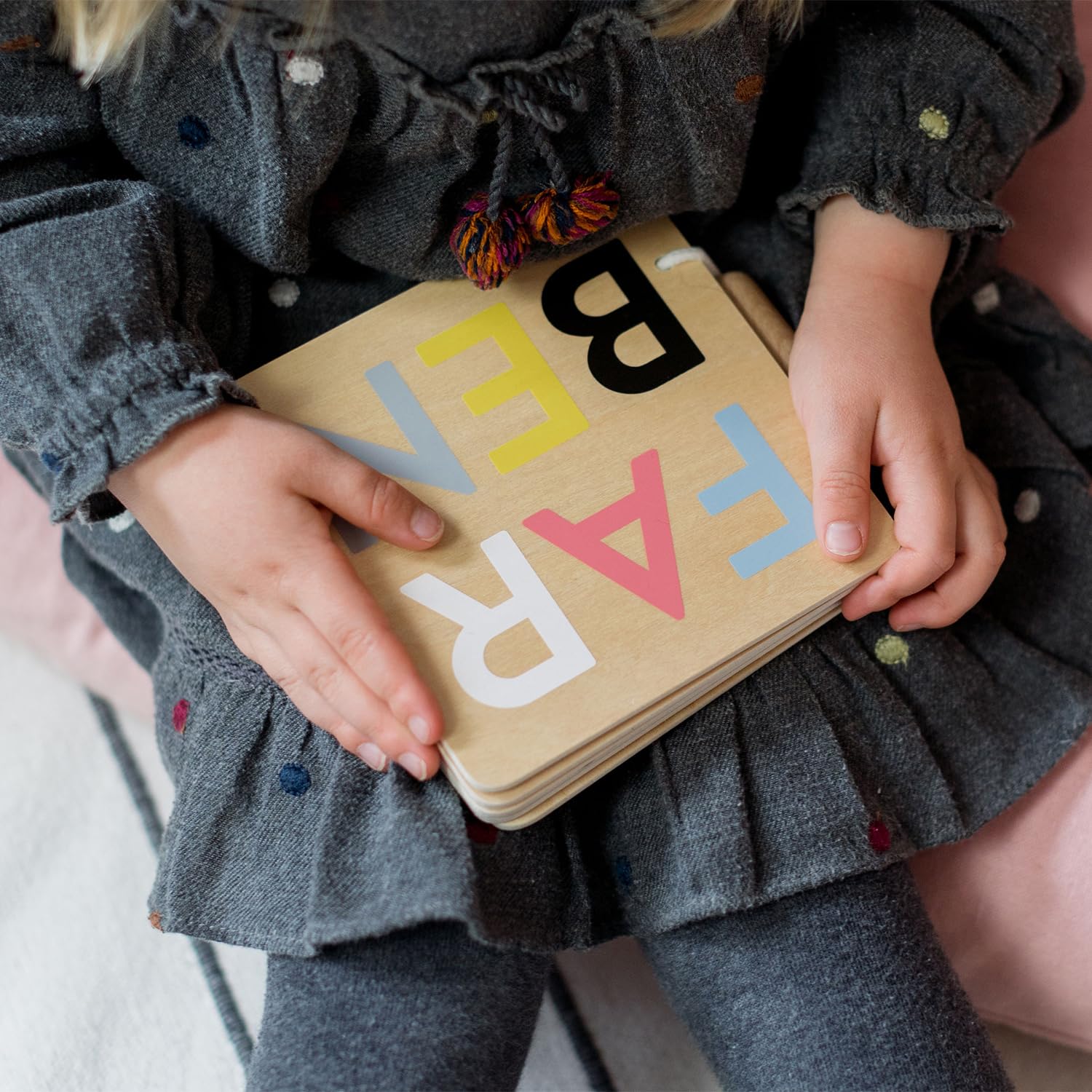 kindsgut-holzbuch-babybilderbuch-farben-bilderbuch-aus-holz image 2