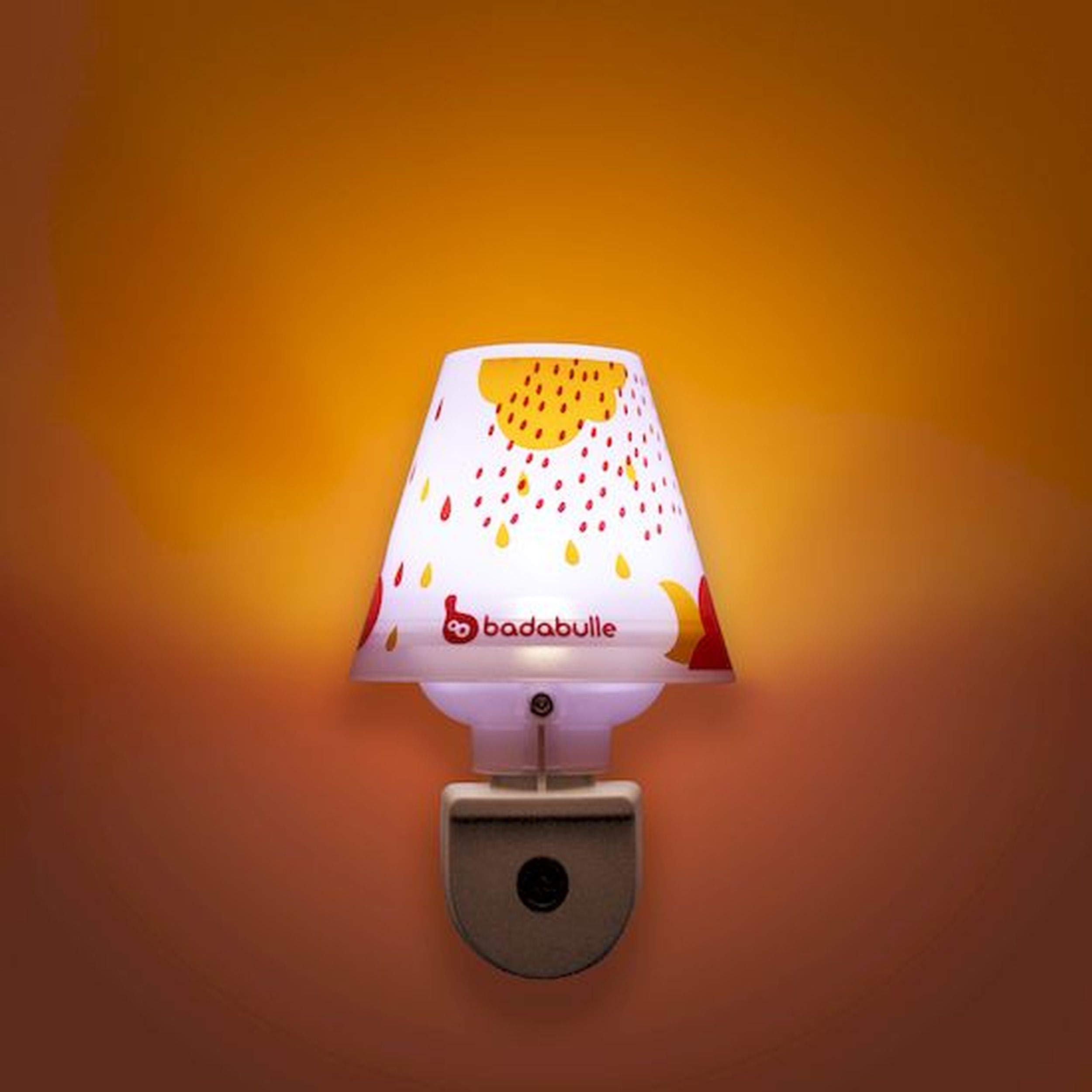 badabulle-led-nachtlicht-baby-f-r-steckdose-rosa-mit-schirm-und-tag-nacht-automa image 2