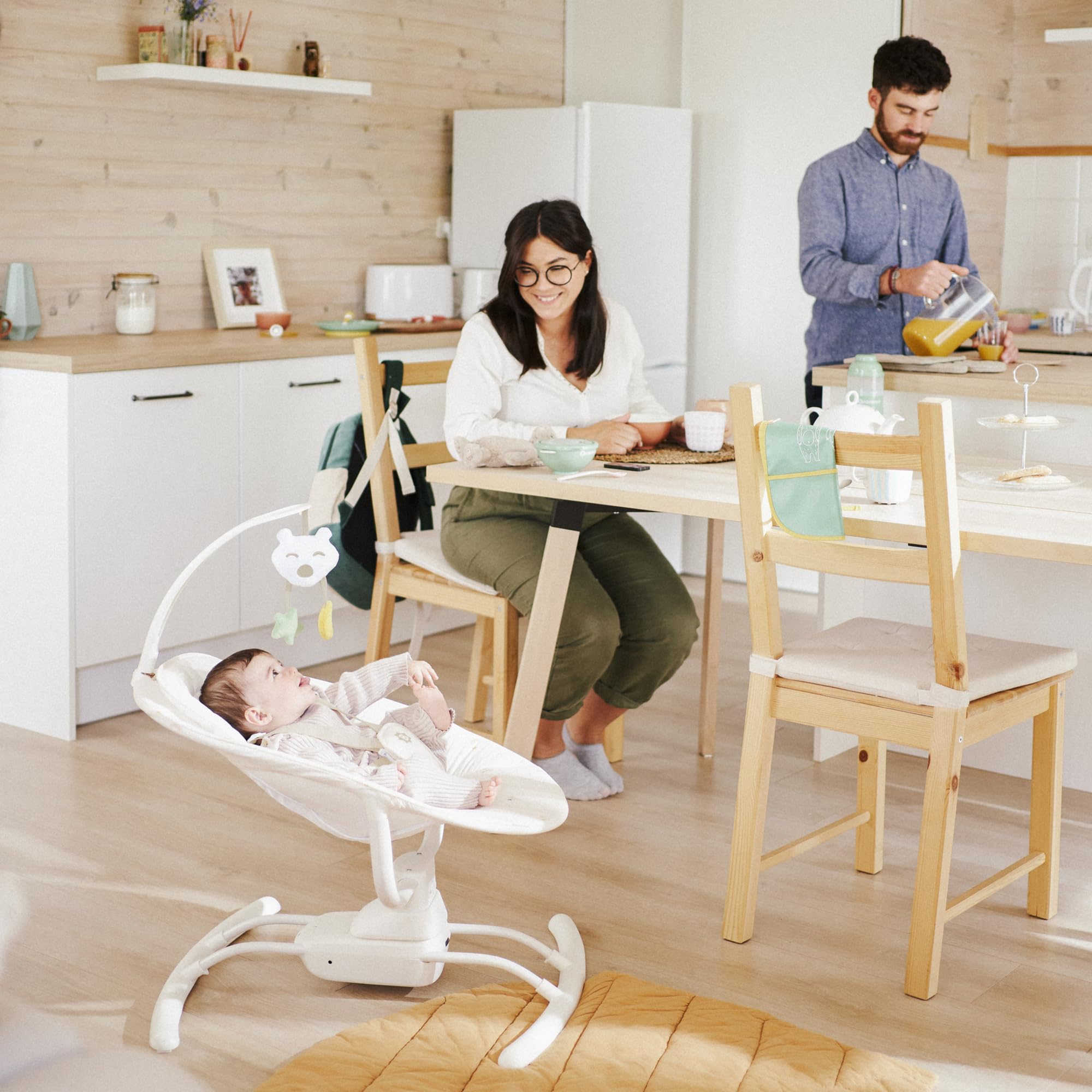 badabulle-buddy-creme-elektrische-babyschaukel-mit-fernbedienung-und-spielbogen image 2